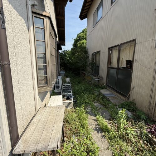 庭のものが溢れており草も生えている